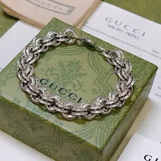 The latest classic Gucci bracelet. Exquisite. Both the style and the texture are absolutely