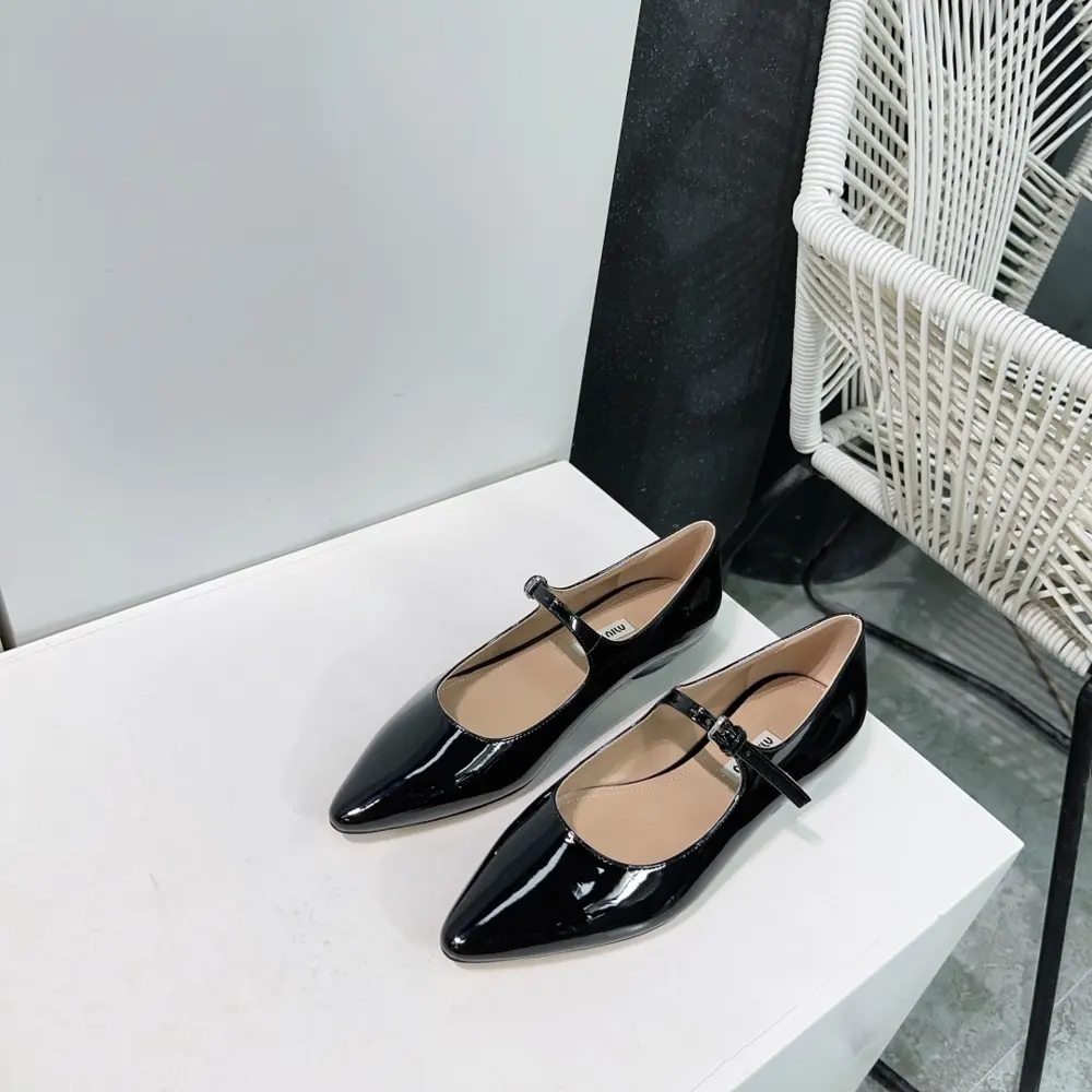 MIUMIU Retro Pointed Toe Low Heel Mary Jane Patent Leather Thick Heel Single Shoes Simple