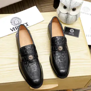 Versace’s new avant-garde and versatile fashion men’s shoes are privately molded