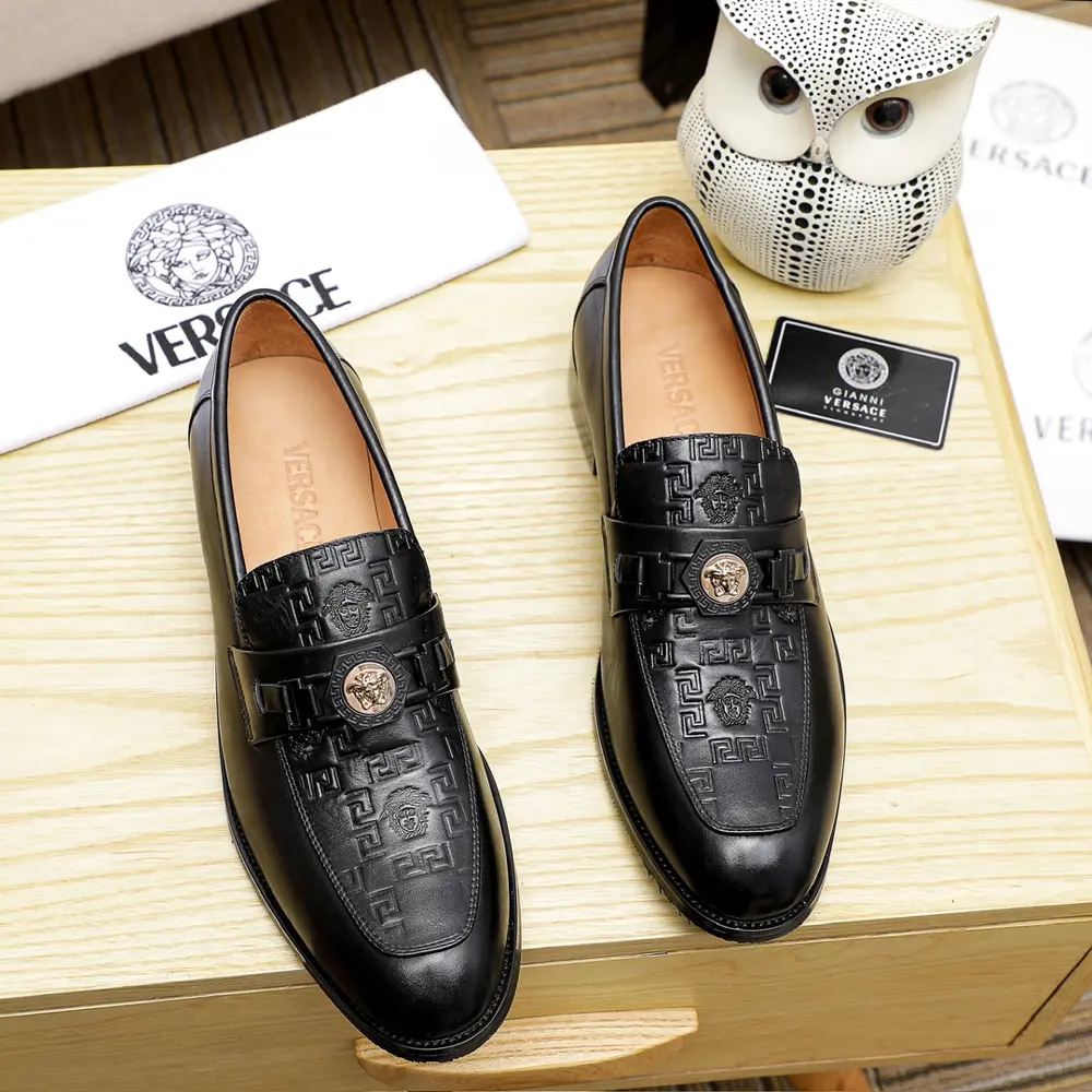 Versace’s new avant-garde and versatile fashion men’s shoes are privately molded