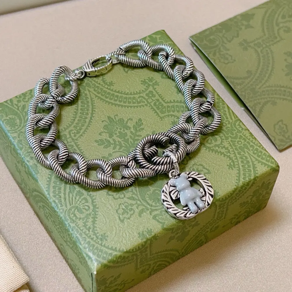 The latest classic Gucci bracelet. Exquisite. Both the style and the texture are absolutely