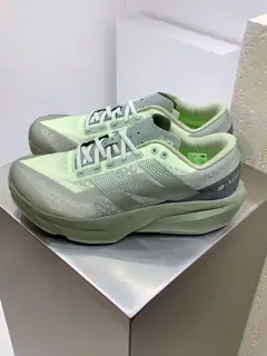New Balance uses ultra-light and breathable 3D knitted mesh yarn material to construct the