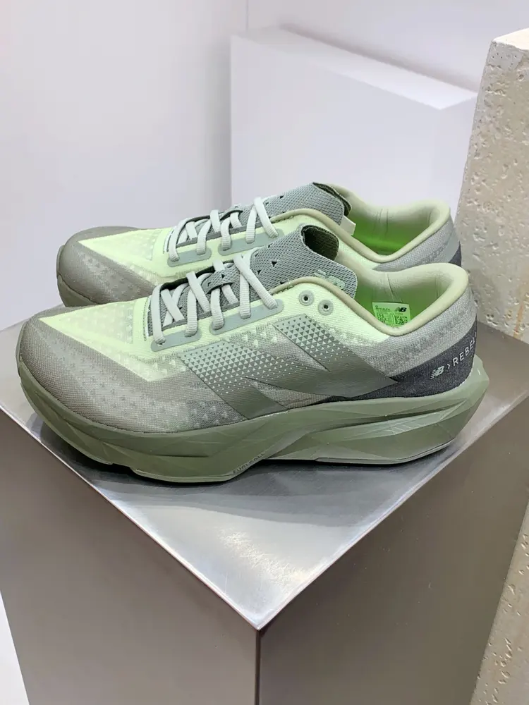 New Balance uses ultra-light and breathable 3D knitted mesh yarn material to construct the