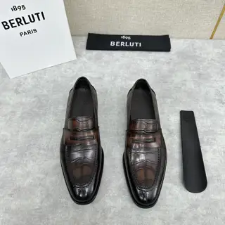 Berluti men’s hand-brushed loafers are shipped. One-step simple driver shoes. Select