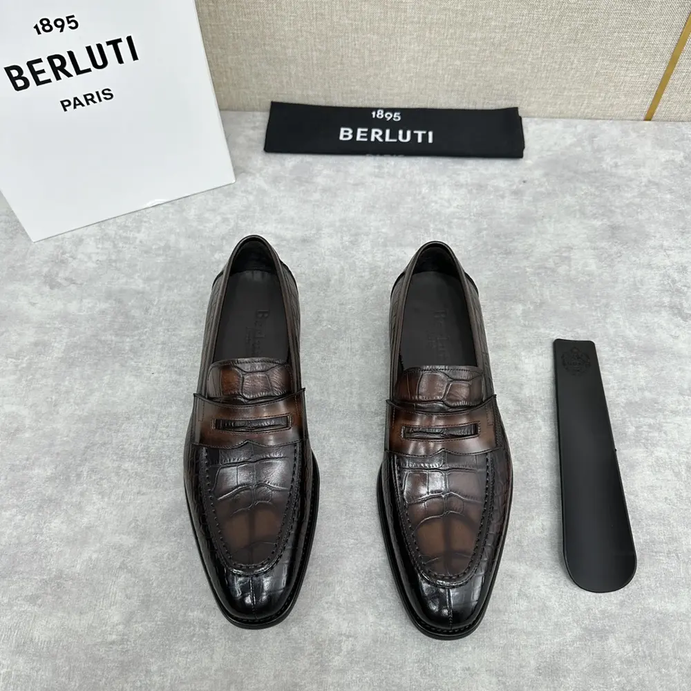 Berluti men’s hand-brushed loafers are shipped. One-step simple driver shoes. Select