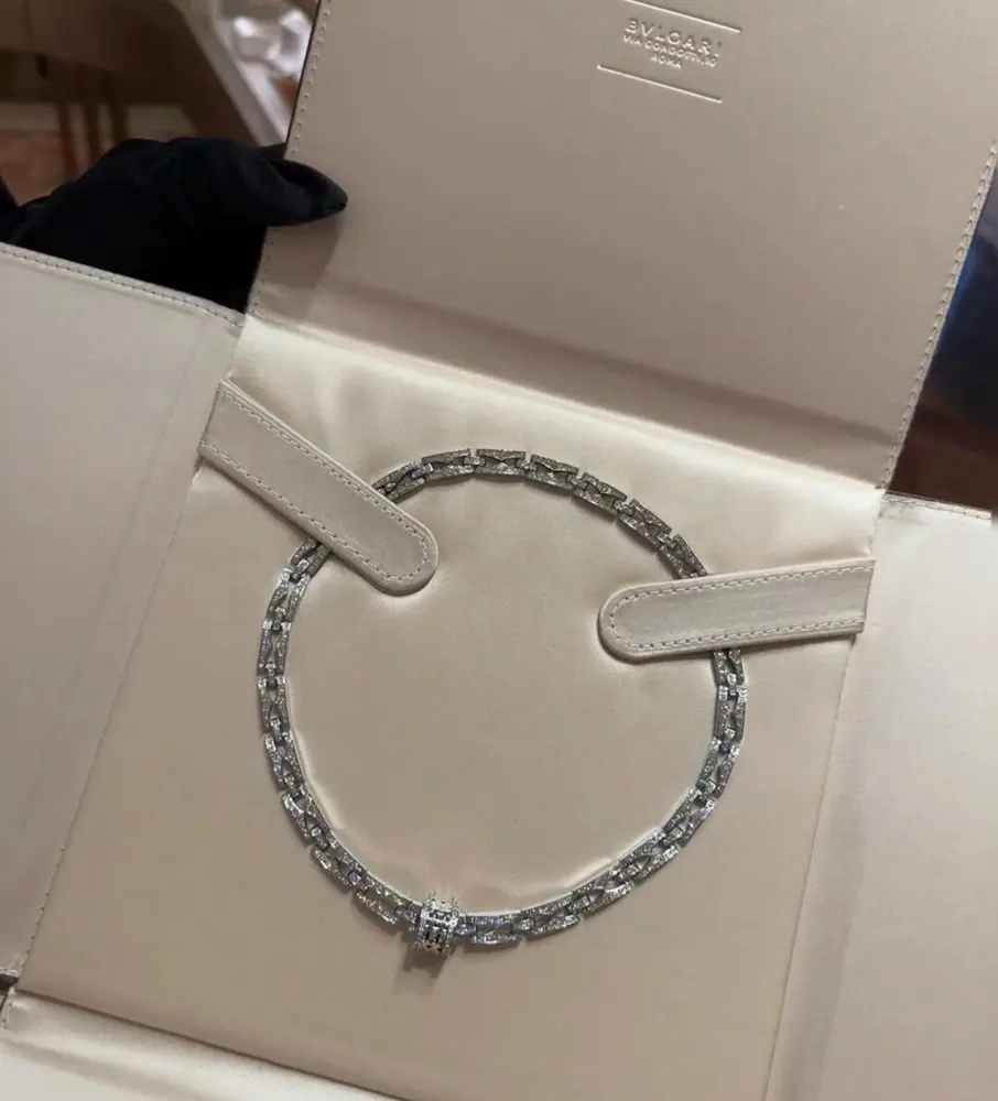 Bvlgari DIVAS’ DREAM series is in perfect condition and has invincible details. The unique