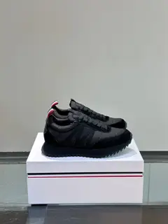Moncler low-top sneakers are designed for outdoor running or urban walking. Classic series