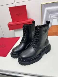 Valentino boots original mold rivets (non-oxidized) high-end custom import. Fabric: black