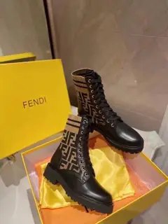 Classic FenDi Martin boots (out of stock at the counter) Various items are printed with FF