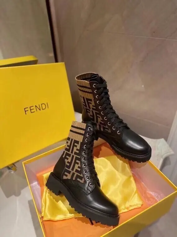 Classic FenDi Martin boots (out of stock at the counter) Various items are printed with FF