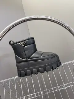 PRADA autumn and winter new thick-soled fur boots are very popular this year. They are both