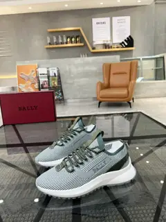 BALLY sports shoes are sold at the counter at the same time. Original configuration
