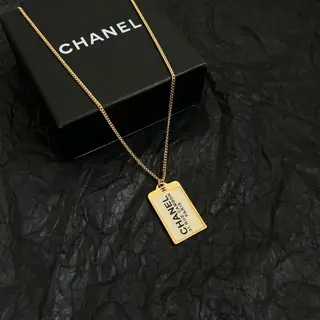 Chanel vintage necklace Chanel’s styles really need no introduction Each one is super