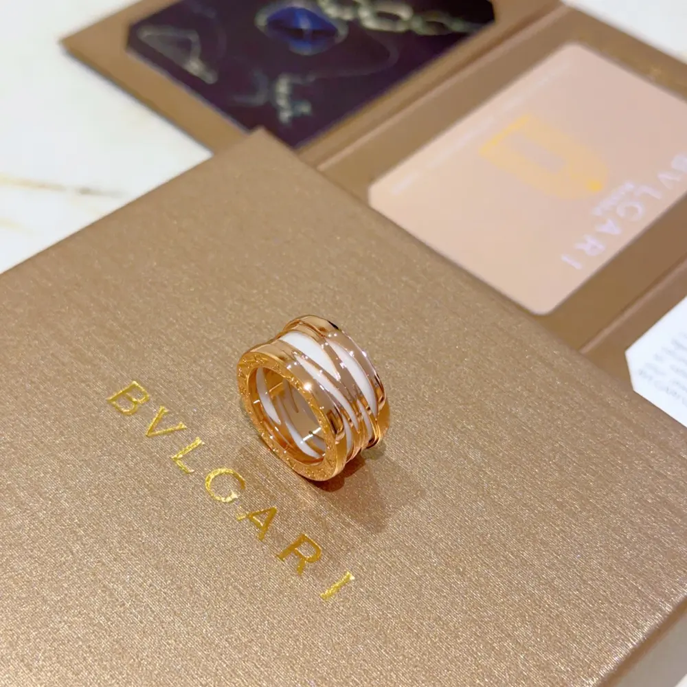 Bvlgari DIVAS’ DREAM enamel series is perfect in appearance and details. The unique color