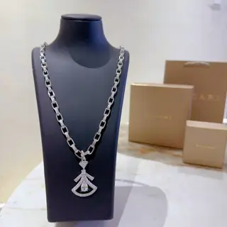 Bvlgari DIVAS’ DREAM series is in perfect condition and has invincible details. The unique