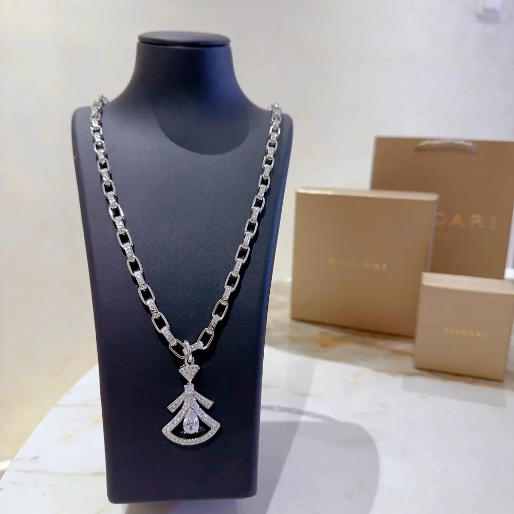 Bvlgari DIVAS’ DREAM series is in perfect condition and has invincible details. The unique