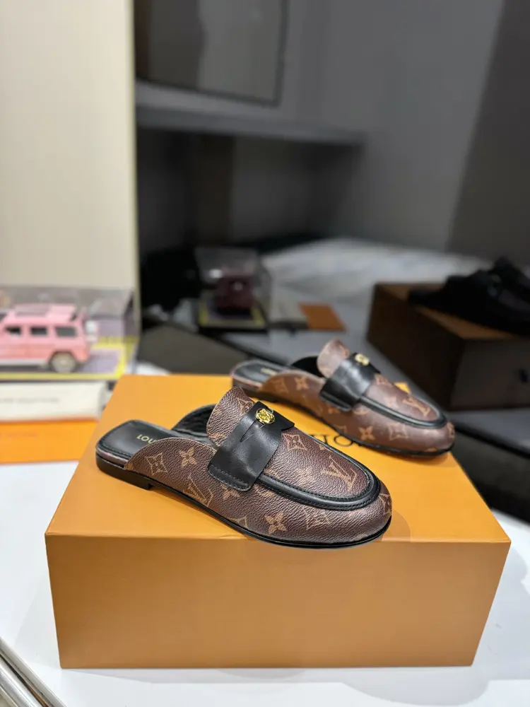 Louis Vuitton furry slippers~