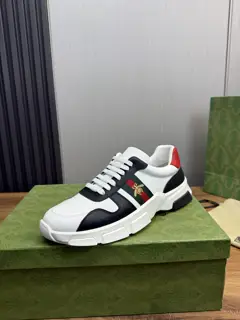 Gucci casual fashion men’s shoes The upper