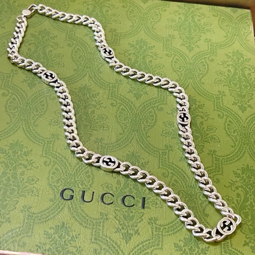 The latest Gucci necklace has a higher grade chain. The same style as the stars. Anger