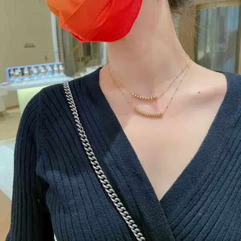 The rivet eight-diamond necklace plays with the dynamic light and shadow