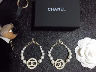 Chanel pearl bracelet