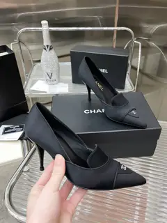 The latest version of the pointed shoes on the official website of Chanel