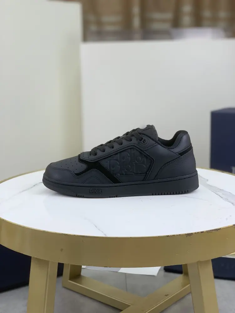 Dior B27 couple sneakers are new products in this series. (Dior) B27 sneakers