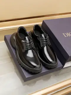 Dior classic casual leather shoes are on sale at the counter