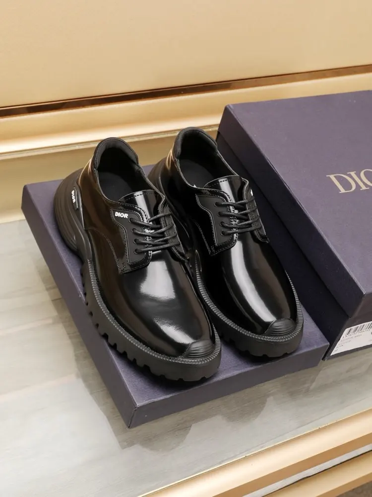 Dior classic casual leather shoes are on sale at the counter