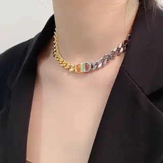 Dior letter gold and silver with thick necklace Looks very high-end when worn Recommended