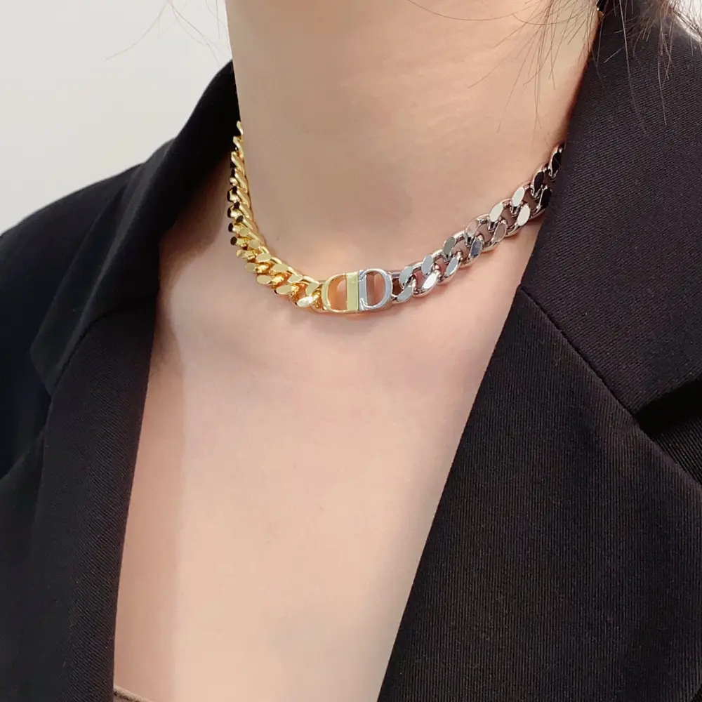 Dior letter gold and silver with thick necklace Looks very high-end when worn Recommended