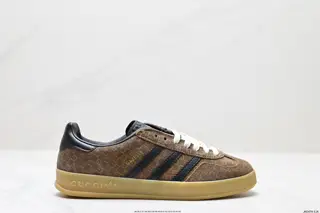 Adidas x GUCCI heavyweight joint venture uses the clover logo and the iconic three-bar 707864