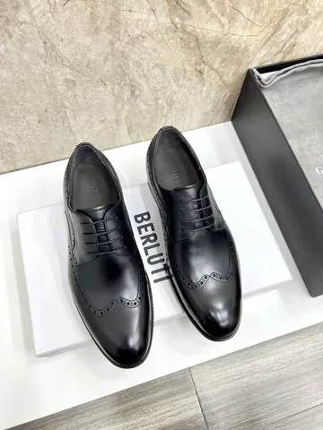 Berluti men’s hand-brushed formal leather shoes are shipped. Selected high-quality imported