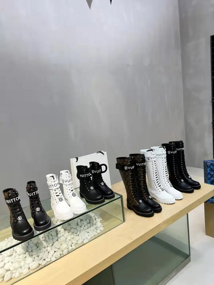 Louis Vuitton flat high boots in calfskin with adjustable Velcro laces and rubber Vuitton