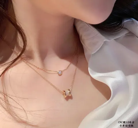 Cartier single diamond necklace. Classic production. Small jewelry can bring out the