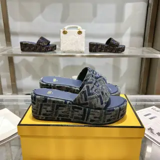 The latest popular wide-band thick-soled slippers