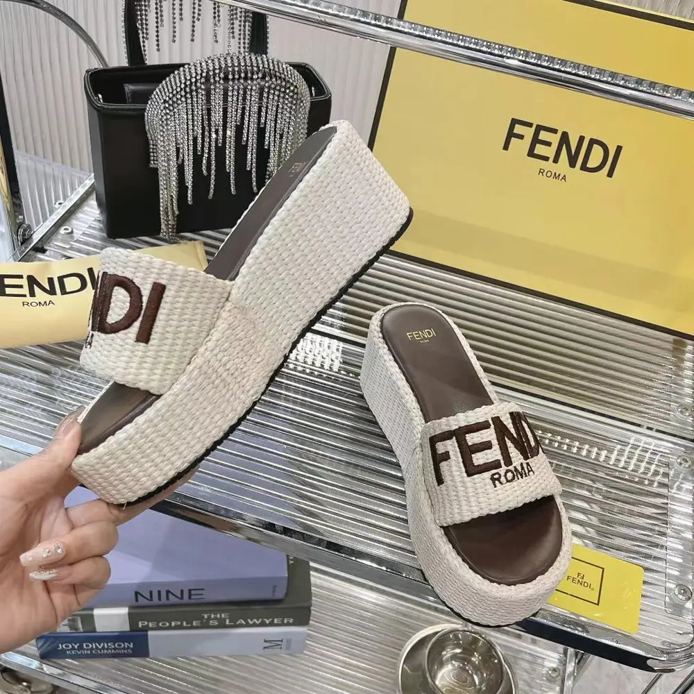 Fendi’s classic popular lazy slippers have top quality and are a hot-selling item
