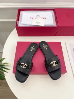 Valentino Garavani’s classic “Roman Stud” series is launched in a new interpretation