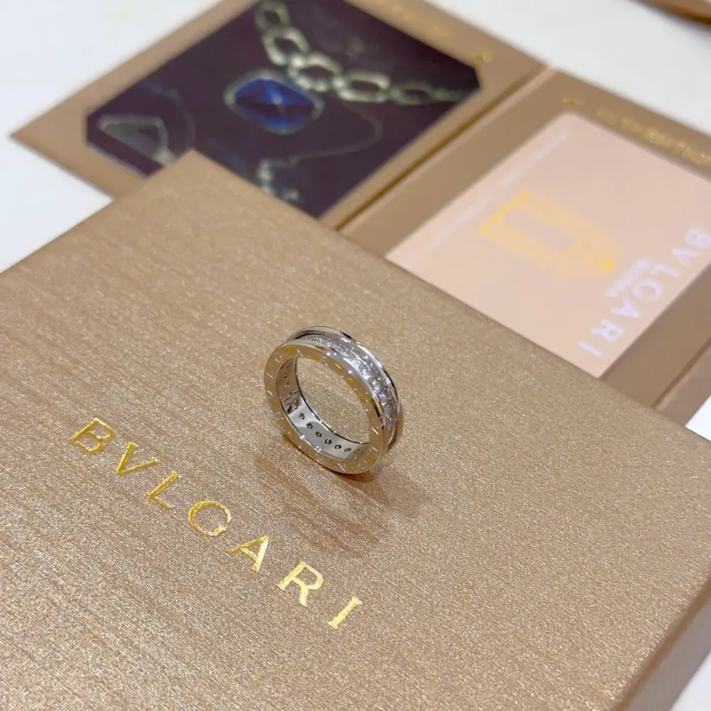 Bvlgari DIVAS’ DREAM enamel series is perfect in appearance and details. The unique color