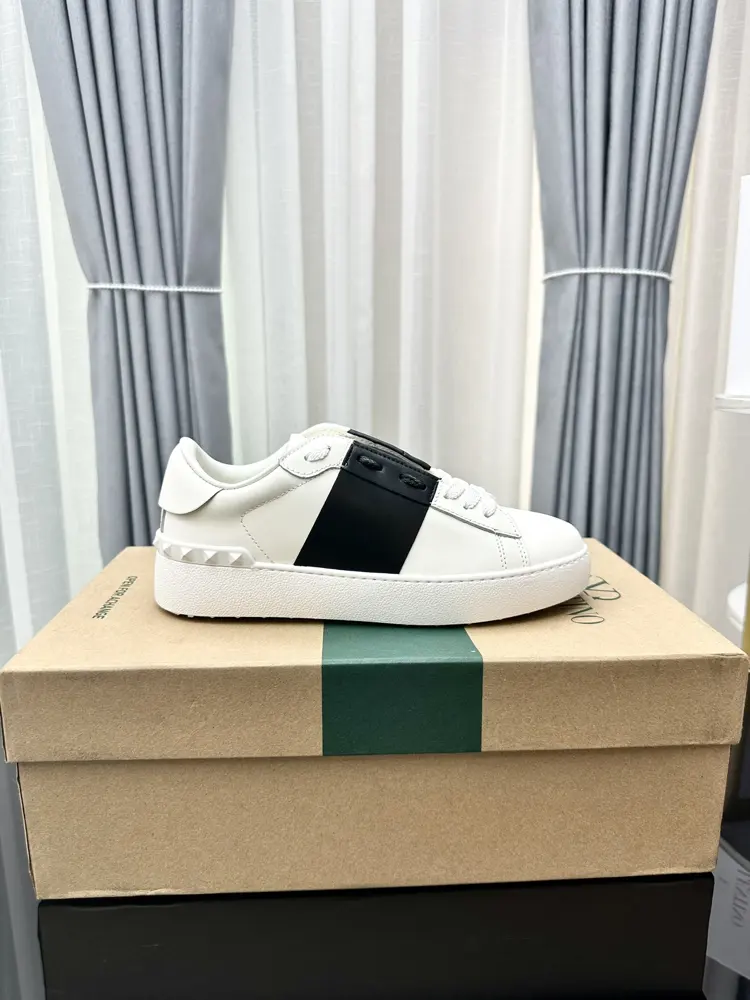 Valentino rivet thick sole casual sports shoes heightening white shoes