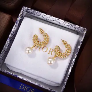 Dior’s new artistic hollow earrings with brass engraved patterns