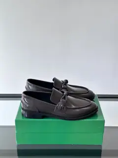 BOTTEGA VENETA new couple’s casual slip-on shoes. This casual slip-on shoe