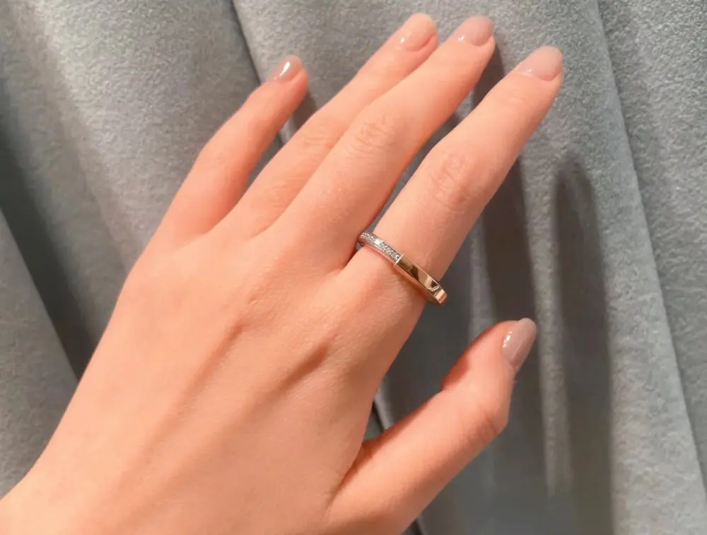 Tiffany lock color-separated half diamond lock ring
