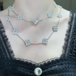 Van Cleef & Arpels high-end diamond 20-flower four-leaf clover necklace