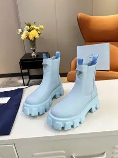SSS launches Prada short boots series PRADA early autumn and winter catwalk show Internet