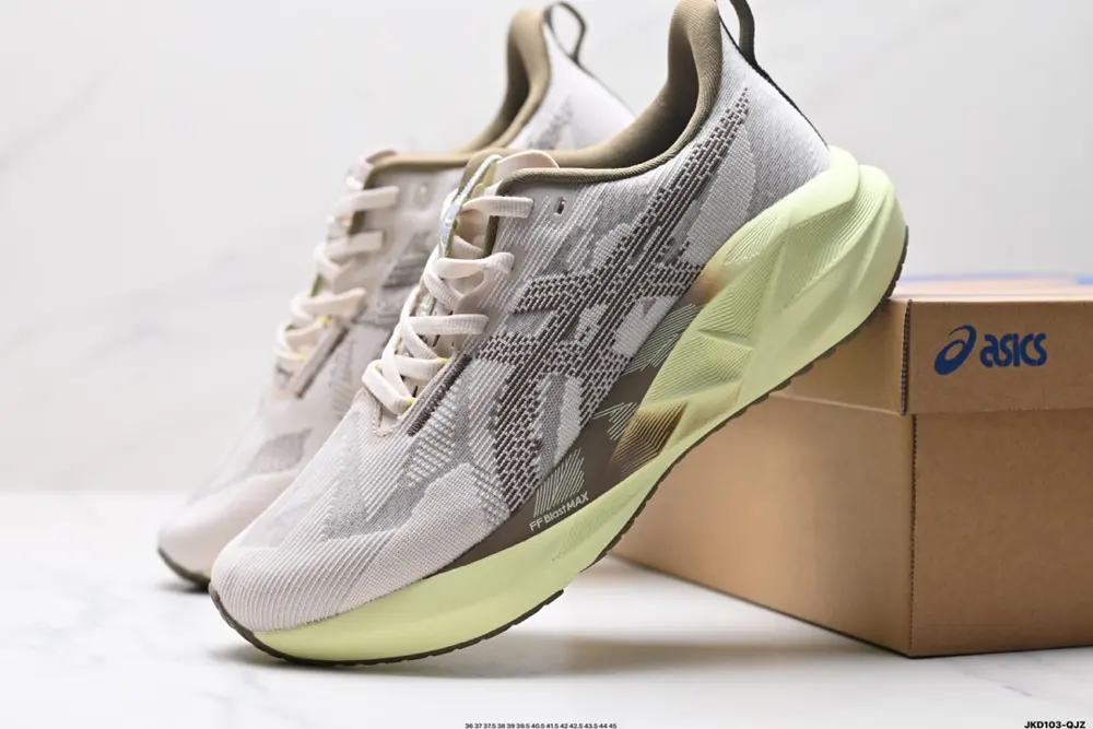 ASICS NOVABLAST 5 LE Lightweight Running Shoes 1012B765-400
