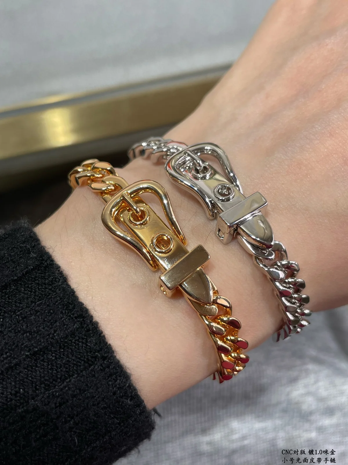 Hermes V gold material Size: 16.17.18 Bracelet