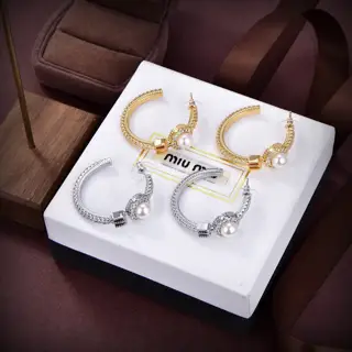 miumiu letter metal earrings The same brass material as the counter
