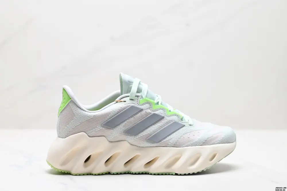 Adidas SWITCH FWD M Alpha Series logo LF8185