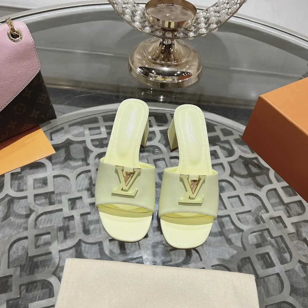 Louis Vuitton original mold hand-made buckle + electroplating process Full of craftsmanship